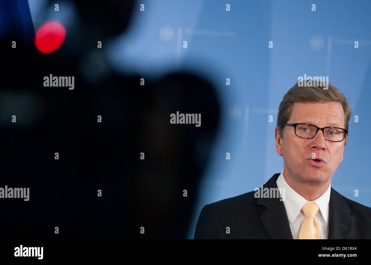 Der deutsche Außenminister Guido Westerwelle spricht über die Anschläge in der afghanischen Hauptstadt Kabul im Auswärtigen Amt in Berlin, Deutschland, 15. April 2012. Foto: Jörg CARSTENSEN Stockfoto