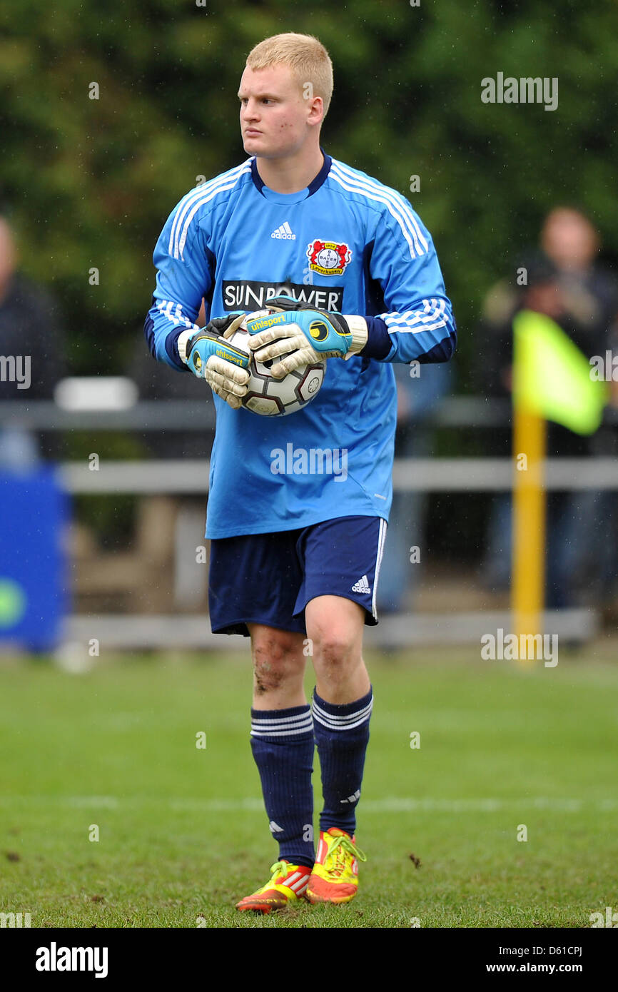 Leverkusens Paul Schuenemann In Aktion Mit Dem Ball Wahrend Der U19 Champions Trophy Match Zwischen Dynamo Moskau Und Bayer 04 Leverkusen In Dusseldorf Deutschland 9 April 2012 Foto Revierfoto Stockfotografie Alamy