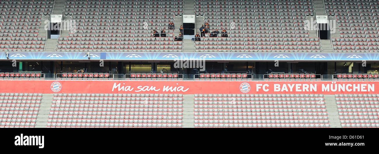 Sicherheitspersonal sitzt auf der Tribüne vor dem Champions-League-Halbfinale ersten Bein Fußballspiel zwischen FC Bayern München und Real Madrid in der Allianz Arena in München, 17. April 2012. Foto: Marc Mueller Dpa/Lby +++(c) Dpa - Bildfunk +++ Stockfoto