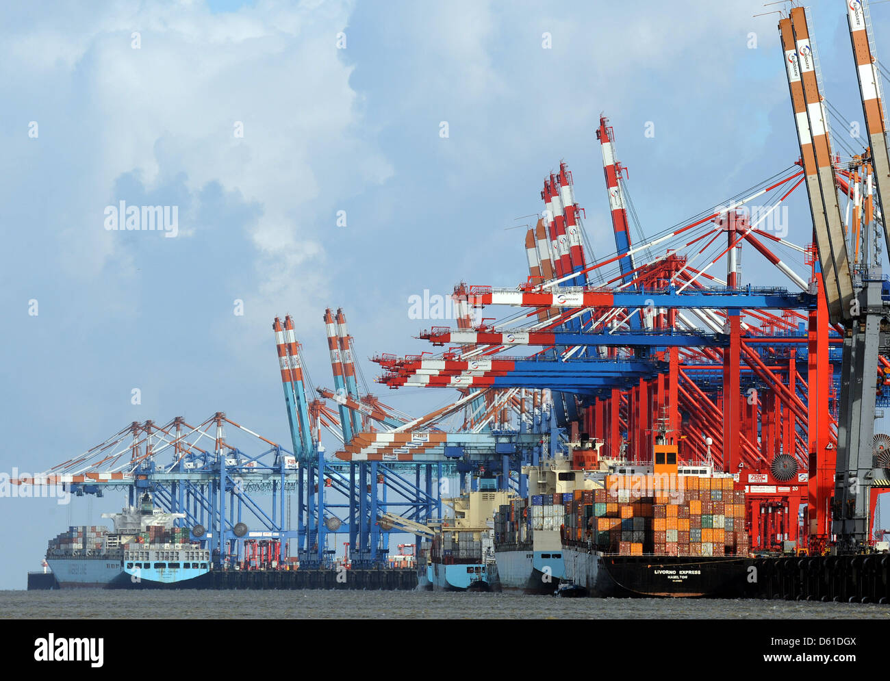 Datei - eine Archiv Bild datiert 25. August 2010 zeigt Containerbrücken für Eurogate (Vordergrund) und Gesellschaft Stromkaje am Container-terminal in Bremerhaven, Deutschland. Hafen-Logistik-Unternehmen Eurogate präsentiert seine Jahresergebnis 2011 am 18. April 2012. Foto: Ingo Wagner Stockfoto