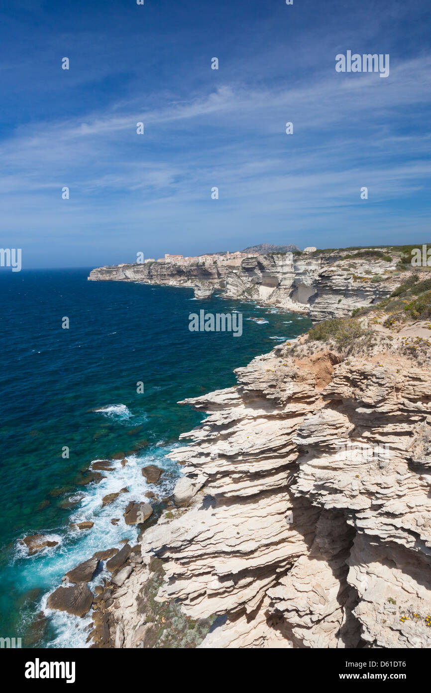 Frankreich, Korsika, Bonifacio, Schaltung des Falaises, Klippenweg, erhöhten Blick auf Stadt und Felsen Stockfoto