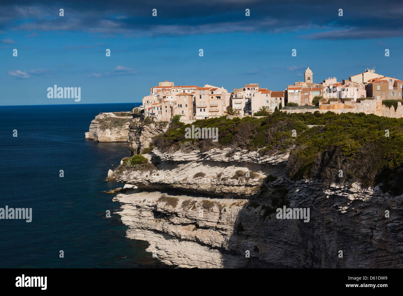 Frankreich, Korsika, Bonifacio, Schaltung des Falaises, Klippenweg, erhöhten Blick auf Stadt und Felsen Stockfoto