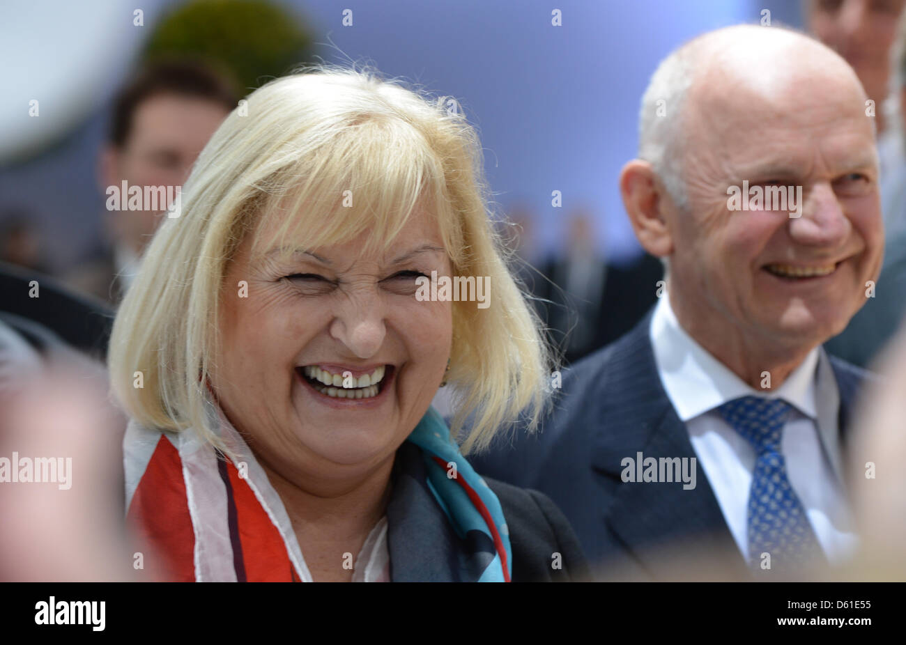 Vorsitzender des Aufsichtsrats der Volkswagen, Ferdinand Piech, steht neben seiner Frau Ursula Piech während der Hauptversammlung der Autohersteller Volkswagen in Hamburg, Deutschland, 19. April 2012. Ursula Piech wird während der Sitzung in den Aufsichtsrat gewählt werden. Foto: MARCUS BRANDT Stockfoto