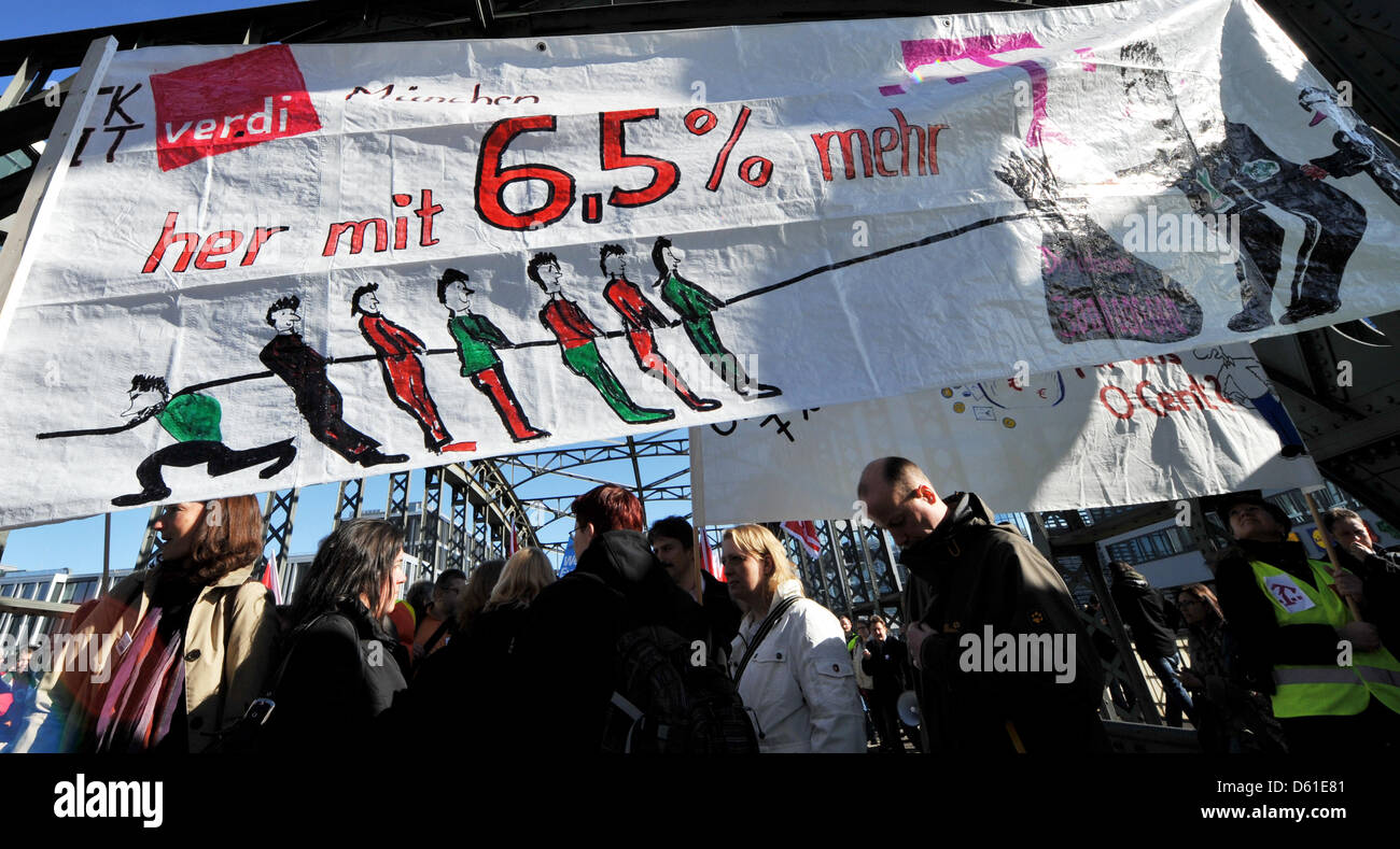 Telekom-Mitarbeiter halten einen Banner fordern 6,5 Prozent Lohnerhöhung in München, 19 April 2012.The deutschen Sektor Dienstleistungsgewerkschaft Verdi für einen Streik der Telekom-Mitarbeiter fordern eine Gehaltserhöhung von 6,5 Prozent für die 85.000 Beschäftigten aufgerufen. Foto: FRANK LEONHARDT Stockfoto