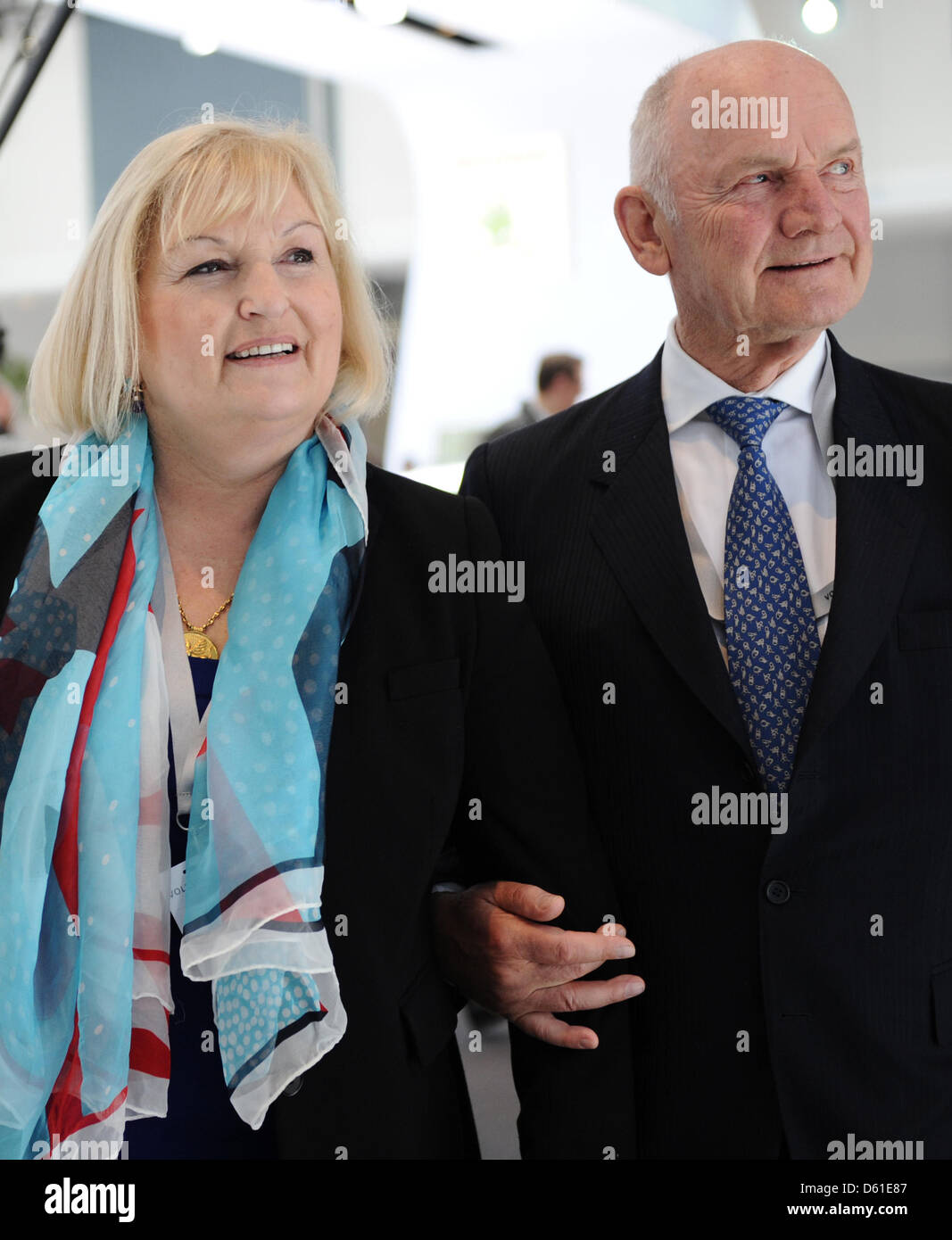 Chairman of Volkswagen Supervisory Board Ferdinand Piech (R) und seine Frau Ursula vor der Hauptversammlung der Autohersteller Volkswagen in Hamburg, Deutschland, 19. April 2012. Ursula Piech wird während der Sitzung in den Aufsichtsrat gewählt werden. Foto: CHRISTIAN CHARISIUS Stockfoto