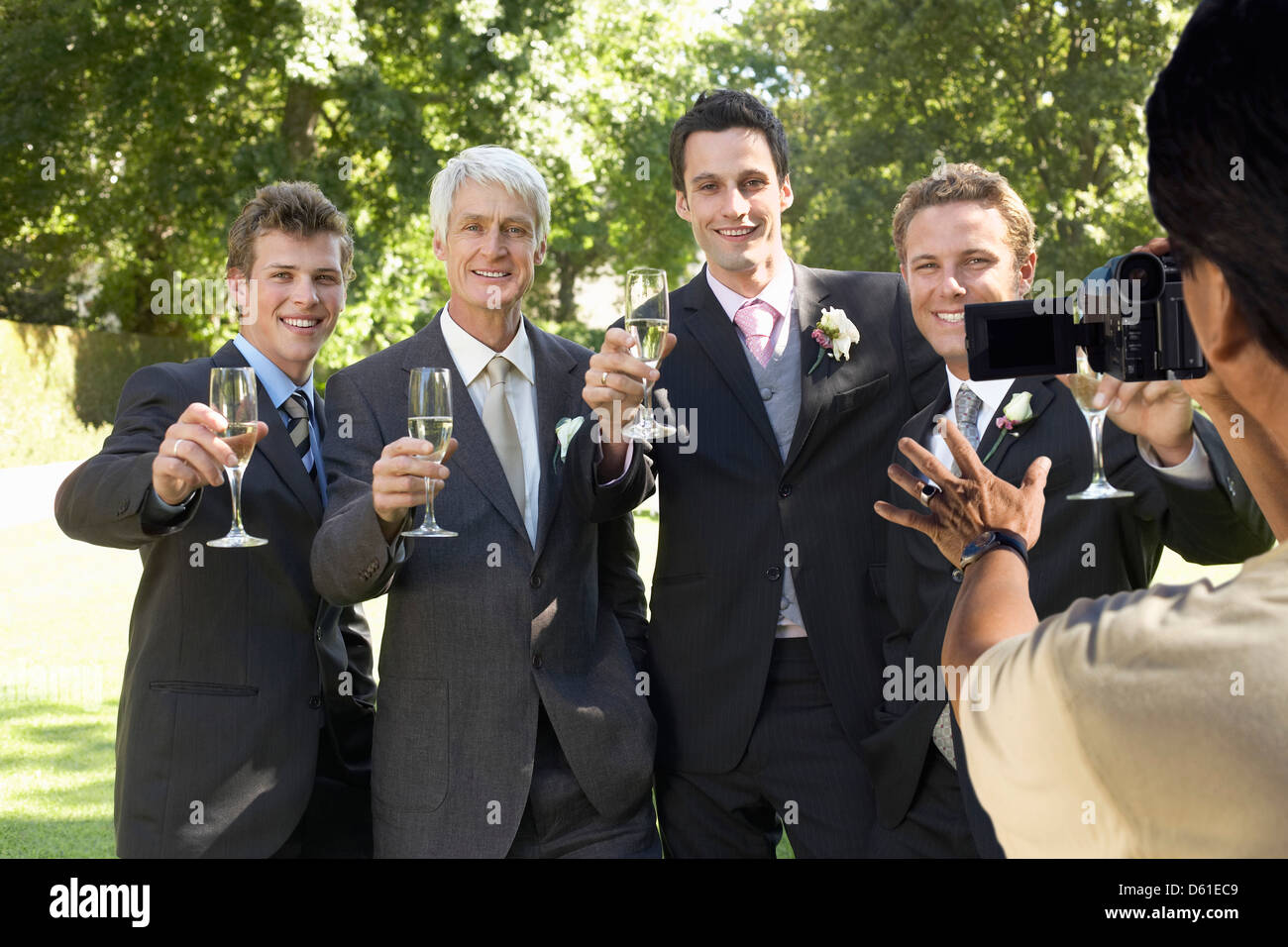 Mann unter Bild von fünf Männern Toasten mit Wein Gläser t Hochzeitsparty Stockfoto