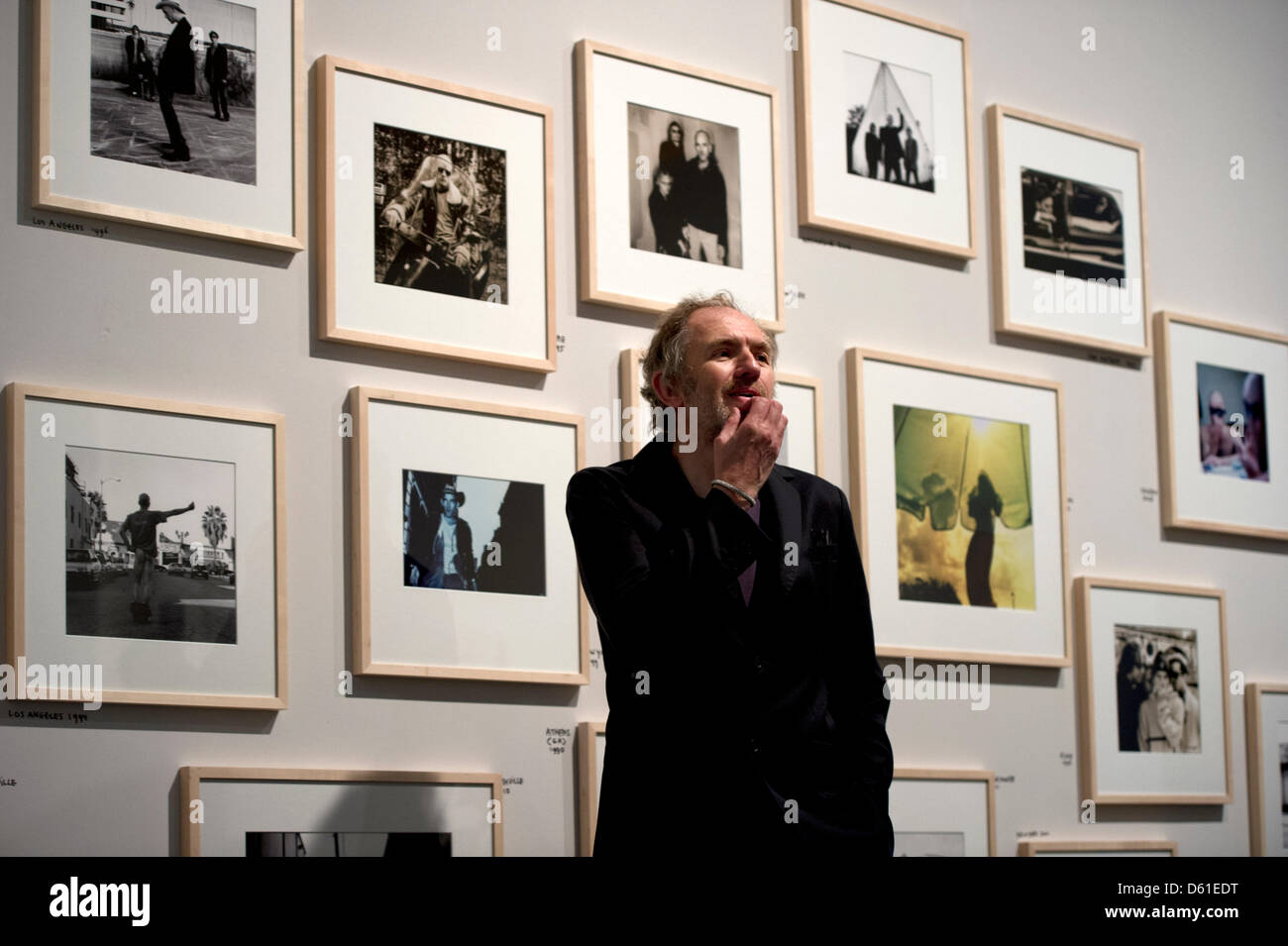 Fotograf und Regisseur Anton Corbijn steht vor Fotografien in der Ausstellung "Anton Corbijn. R.e.m. gesehen zwischen 1990-2010" an der Albertineum in Dresden, Deutschland, 19. April 2012. Corbijn ist international bekannt für seine Celebrity-Portraits, Plattencover, Musik-Videos und Spielfilme. Die Ausstellung zeigt eine Auswahl von Porträts aus zwei Jahrzehnten des Lebens Stockfoto