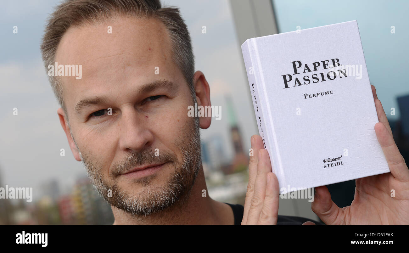 Parfumer Geza Schoen präsentiert sein neue Parfum "Papier-Passion" in  Berlin, Deutschland, 19. April 2012. Er komponierte das erste Parfüm mit  dem Duft der Bücher "Passion Papier" genannt. Foto: HANNIBAL  Stockfotografie - Alamy