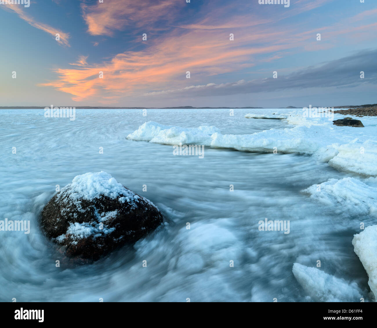 Gefrorene Ufer entlang der Küste von Näsbokrok Nature Reserve bei Sonnenuntergang, Halland, Schweden, Europa Stockfoto