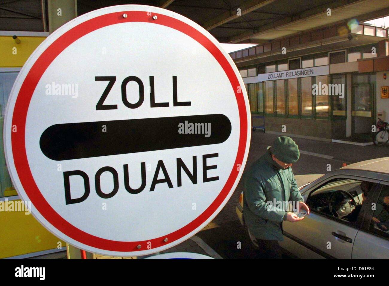 (DATEI) Ein Archivfoto vom 26. Februar 2003 zeigt ein Zollbeamter Offizier Überprüfung eine Autofahrer bei der lokalen Zollstelle in Rieslasingen, Deutschland. Vor dem Treffen der EU-Innenminister haben, der Streit um die Neuregelung Schenge wird immer mehr erwärmt, laut einem Bericht in der Sueddeutschen Zeitung. Deutschland und Frankreich wollen ihre Landesgrenzen wieder aus Angst vor il Polizei Stockfoto