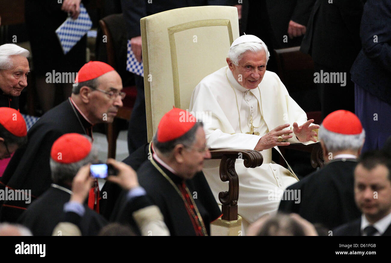 Pope benedict xvi sits -Fotos und -Bildmaterial in hoher Auflösung – Alamy