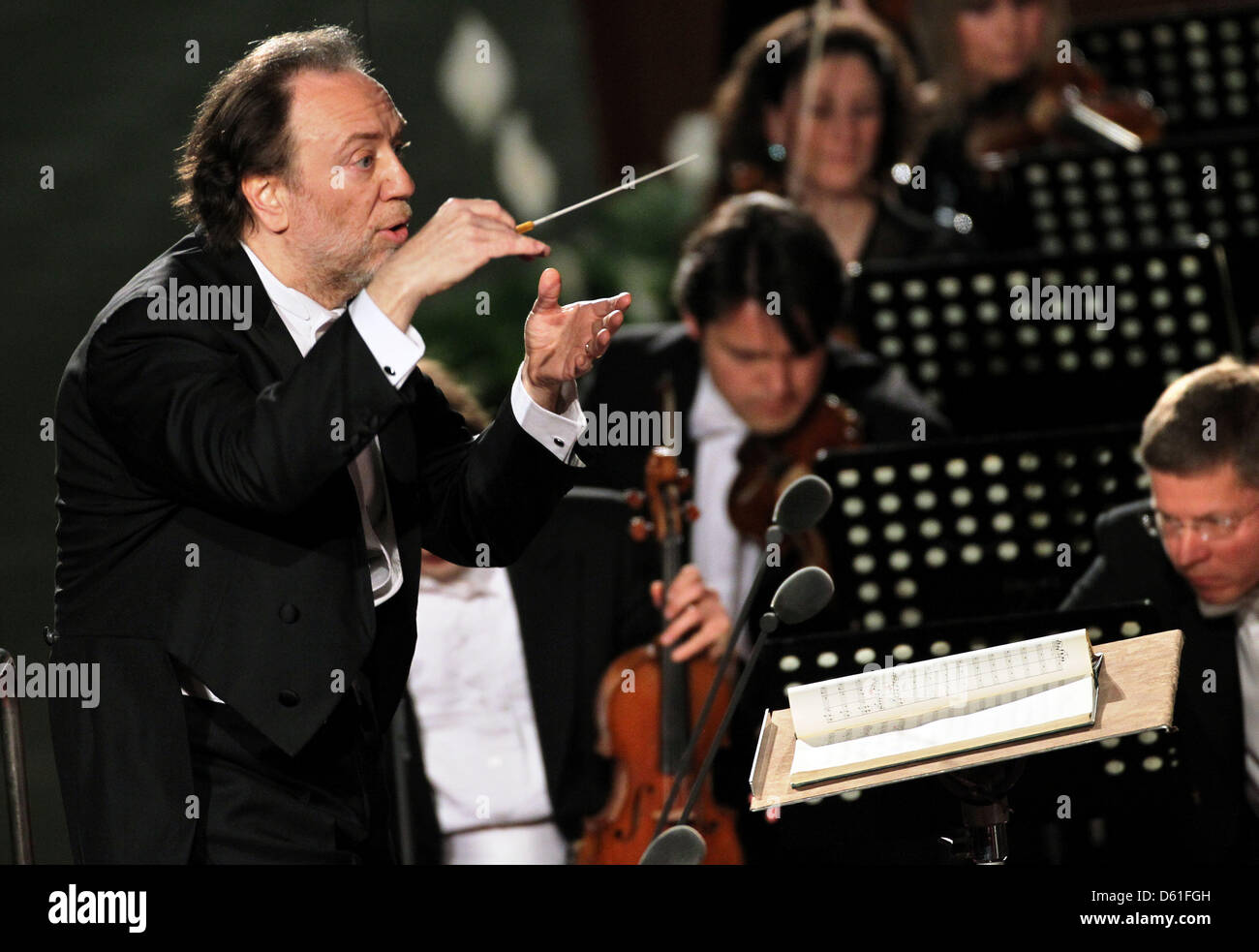 Das Leipziger Gewandhausorchester unter der Leitung des italienischen Dirigenten Riccardo Chailly (L) in der Audienzhalle Paul VI in Rom, Italien, 20. April 2012. Das Welt-berühmte Orchester funktioniert 2. Sinfonie von Felix Mendelssohn zum Geburtstag des Papstes. Foto: JAN WOITAS Stockfoto