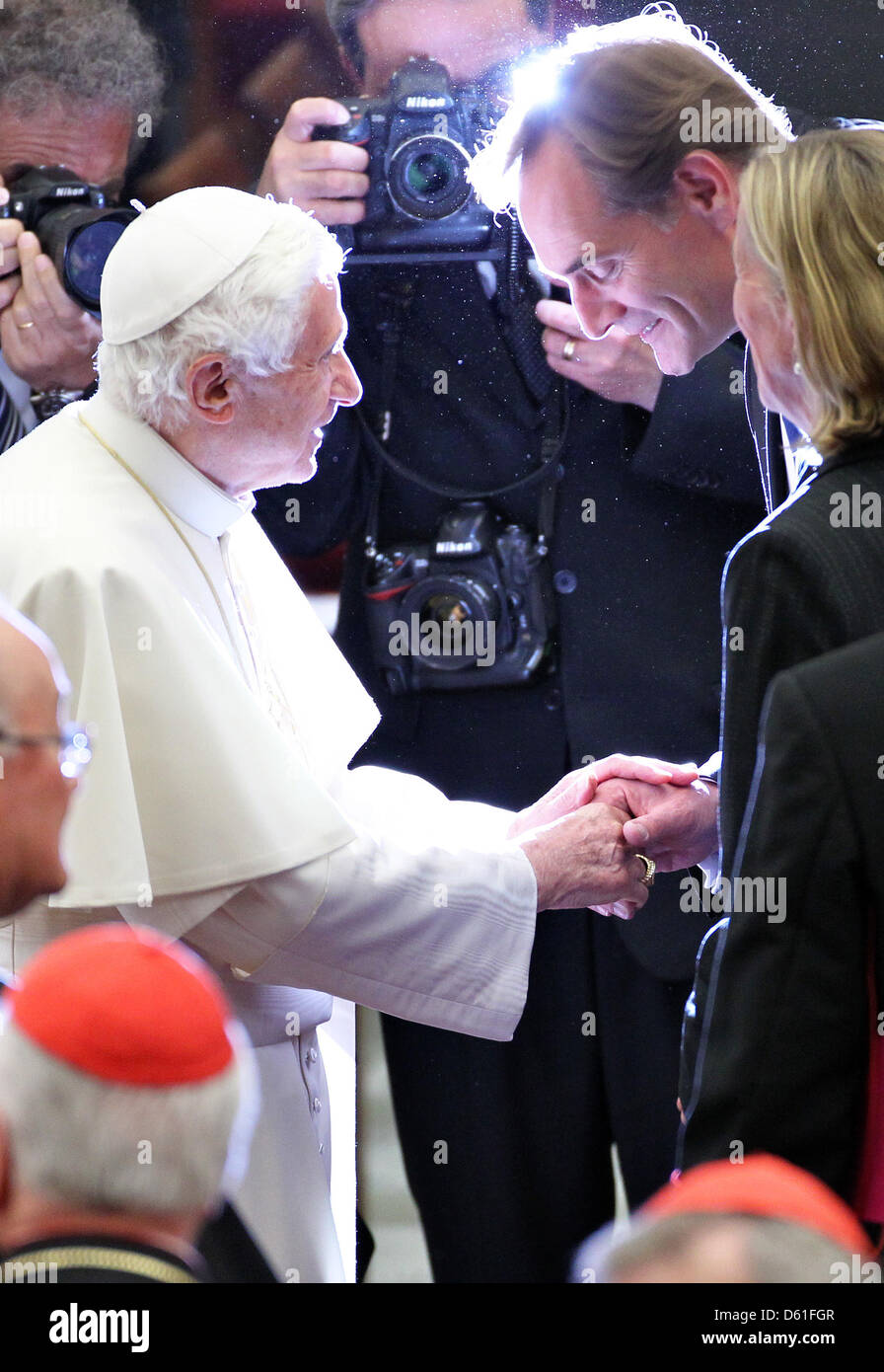 Papst Benedikt XVI. (Mitte, Links) Spricht Mit Dem Oberbürgermeister von Leipzig, Burkhard Jung (SPD, Mitte, Rechts), Nach Dem Konzert des Gewandhausorchesters Zu Leipzig bin Freitag (20.04.2012) in der Audienzhalle des Vatikans in Rom, Italien, Und Reicht Ihm sterben Bäckerlehrling. Das Weltberühmte Orchester Spielt Anlässlich des Papstgeburtstages Den "Lobgesang" von Mendelssohn Bartholdy für Stockfoto