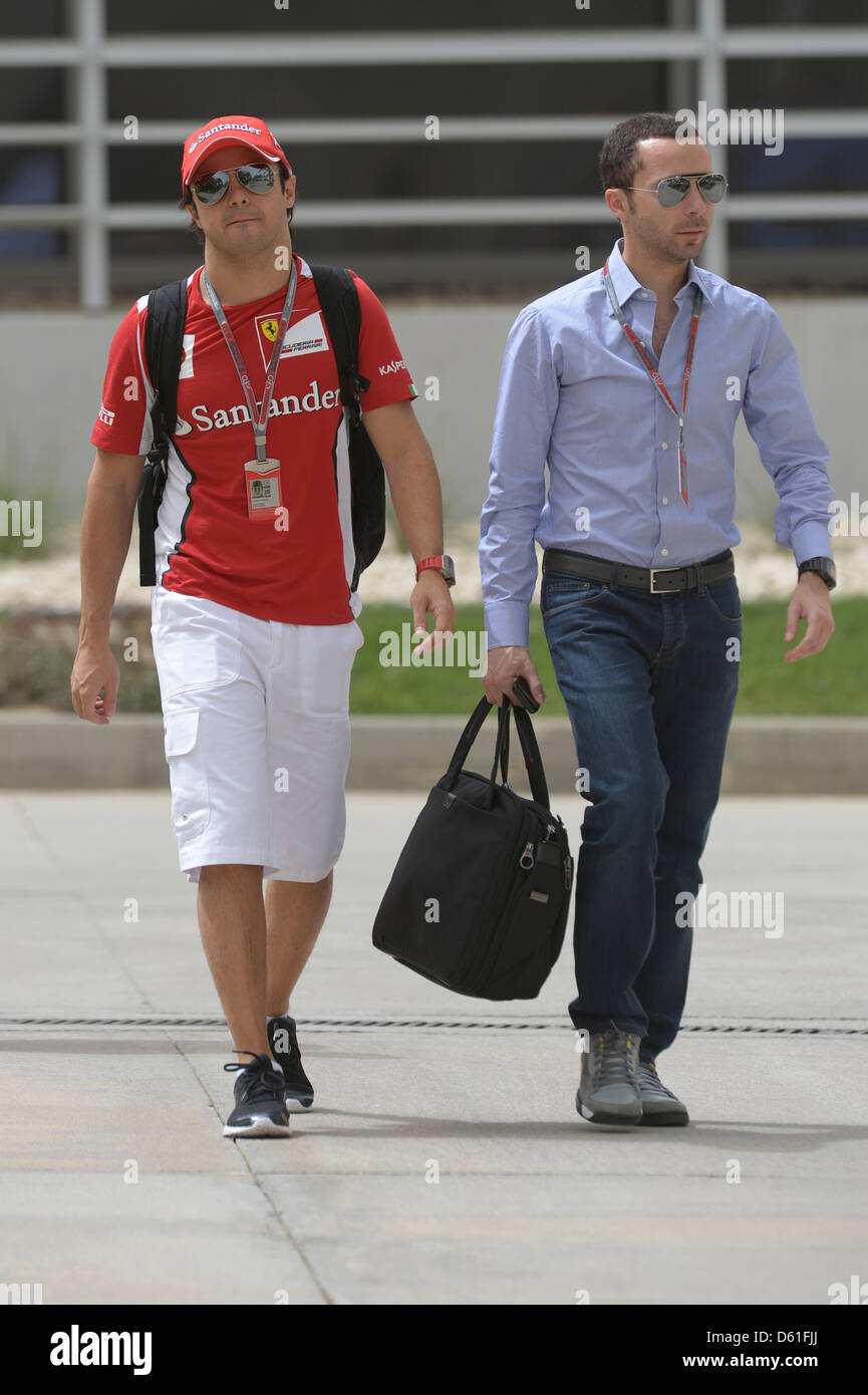 Brasilianischer Formel-1-Pilot Felipe Massa (l) von Ferrari und seinem Manager Nicolas Todt ankommen das Fahrerlager auf dem Bahrain International Circuit in Sakhir, in der Nähe von Manama, Bahrain, 21. April 2012. Die Formel 1 Grand Prix von Bahrain stattfinden am 22. April 2012. Foto: David Ebener dpa Stockfoto