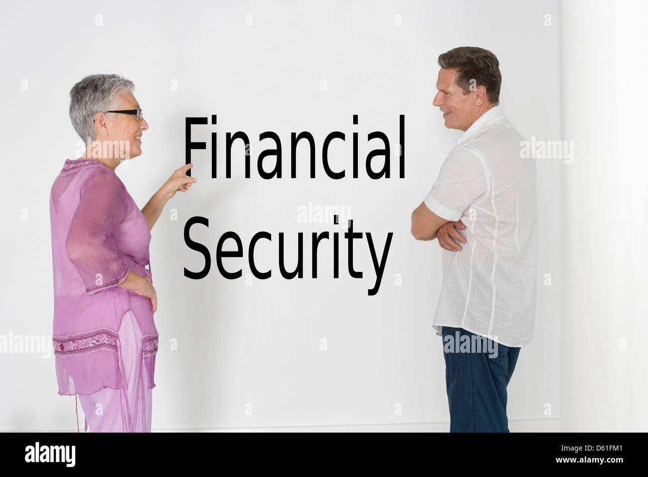 Paar diskutieren finanziellen Sicherheit gegen weiße Wand mit englischem text Stockfoto