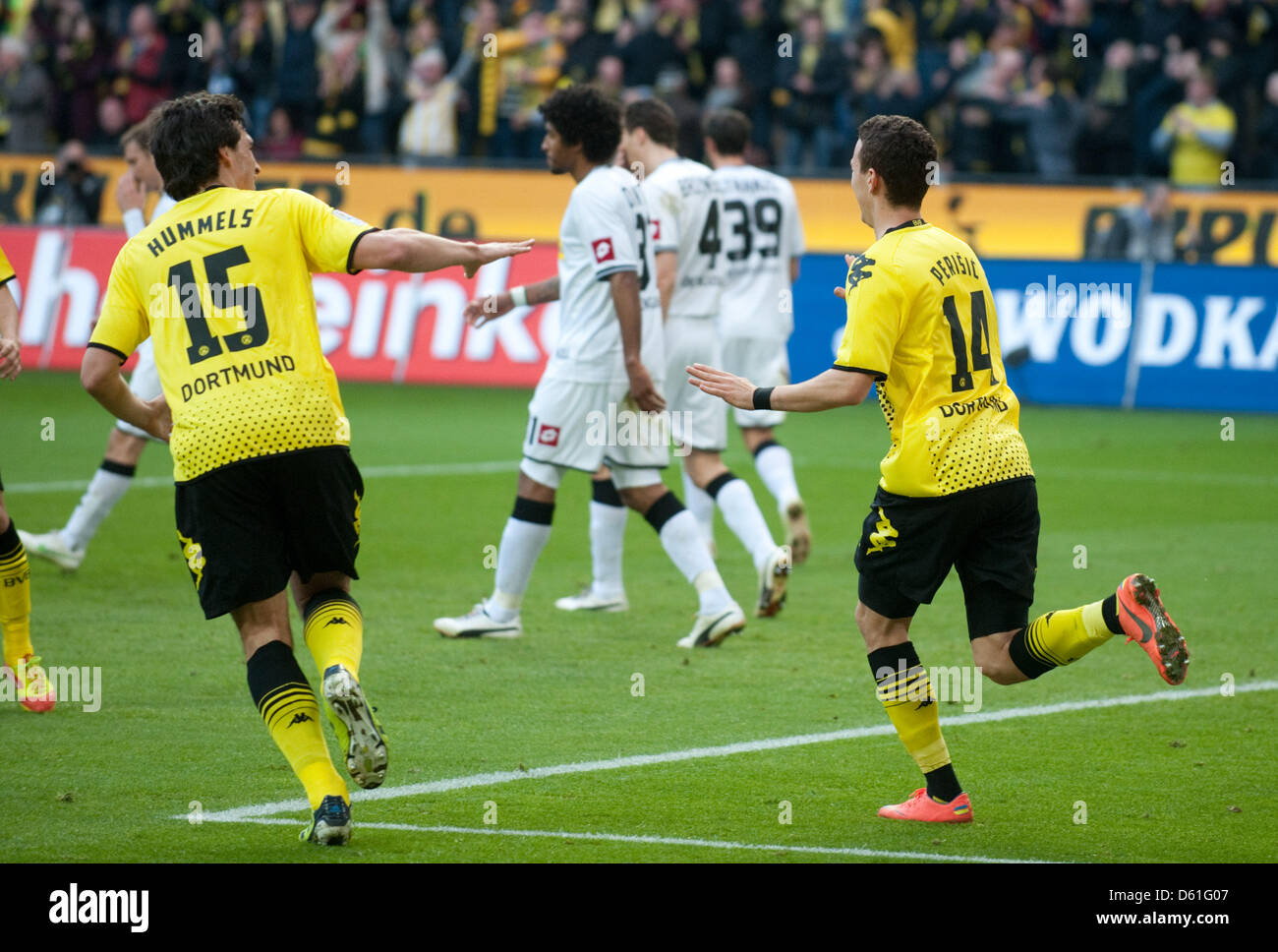 Dortmunder Ivan Perisic (R) und Mats Hummels feiern das 1: 0-Ziel während der Bundesliga Fußball Match zwischen Borussia Dortmund und Borussia Moenchengladbach im Signal Iduna Park in Dortmund, Deutschland, 21. April 2012. Foto: Bernd Thissen Stockfoto