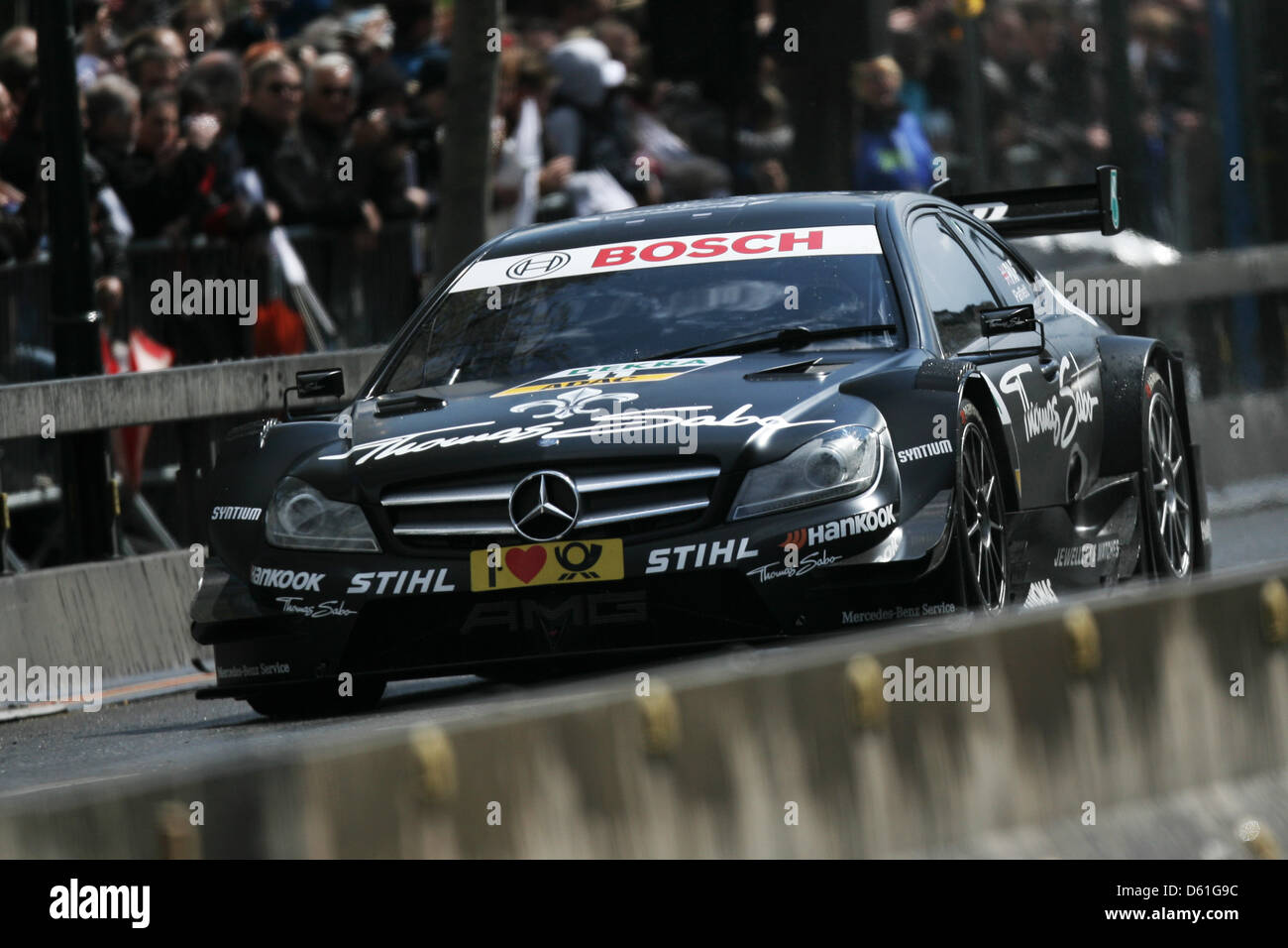 Britische Mercedes-Race-Pilot Gary Paffett fährt entlang der Rennstrecke mit seinem BMW M3 DTM Durin die Präsentation der Deutschen Tourenwagen Masters (DTM) der Saison 2012 im Kurhaus in Wiesbaden, Deutschland, 22. April 2012. Foto: FREDRIK VON ERICHSEN e Stockfoto