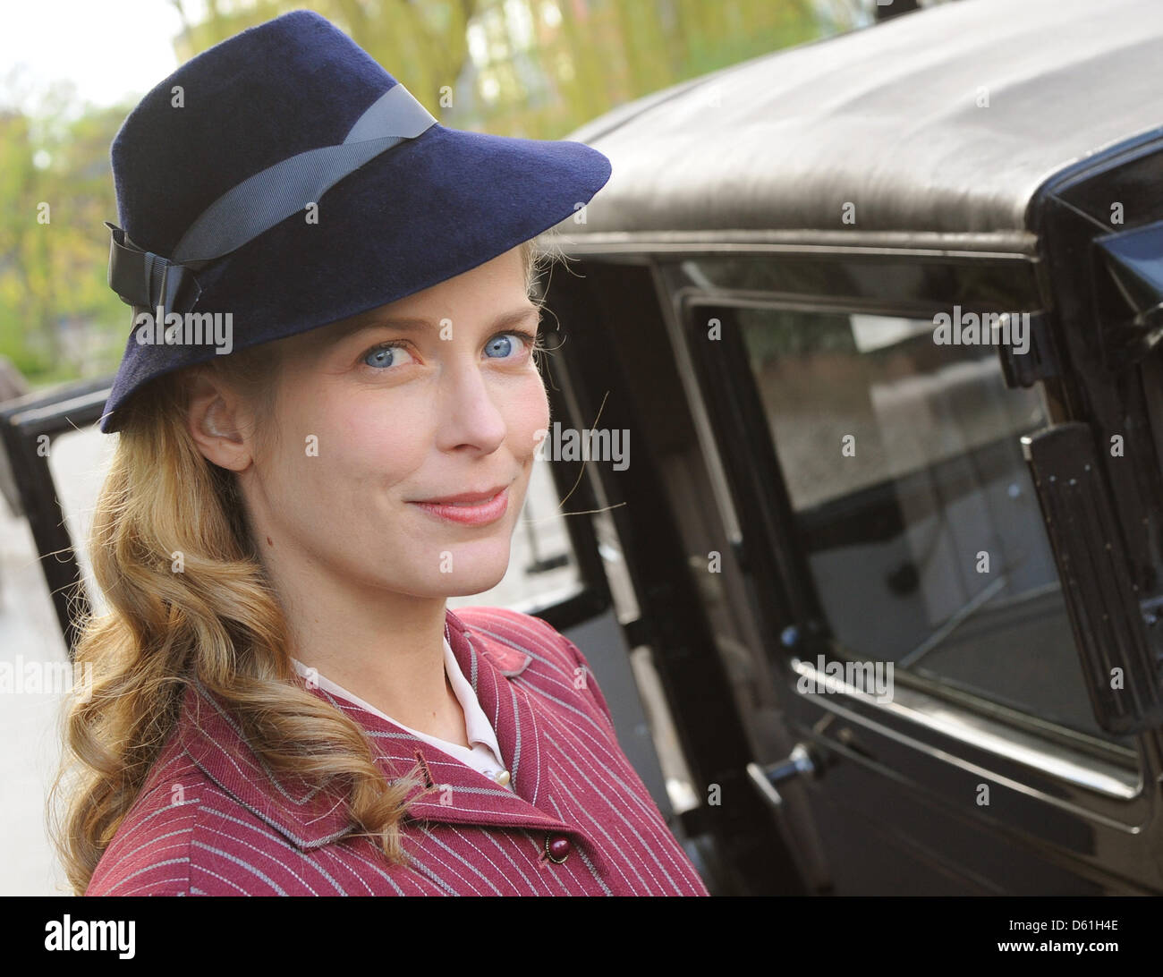 Schauspielerin Valerie Niehaus posiert für die Kameras am Set von der made-for-TV-Film "The Pretty Spion" in Berlin, Deutschland, 23. April 2012. Periode Filmset im zweiten Weltkrieg wird auf deutsche öffentlich-rechtliche Fernsehsender ARD ausgestrahlt. Foto: Jens Kalaene Stockfoto