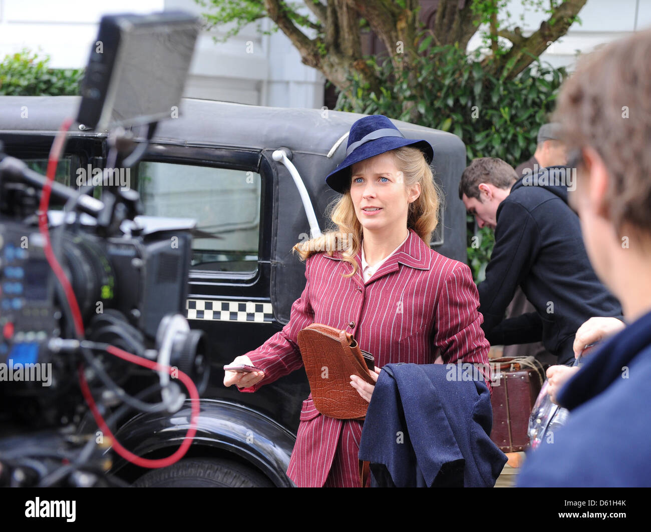 Schauspielerin Valerie Niehaus posiert für die Kameras am Set von der made-for-TV-Film "The Pretty Spion" in Berlin, Deutschland, 23. April 2012. Periode Filmset im zweiten Weltkrieg wird auf deutsche öffentlich-rechtliche Fernsehsender ARD ausgestrahlt. Foto: Jens Kalaene Stockfoto