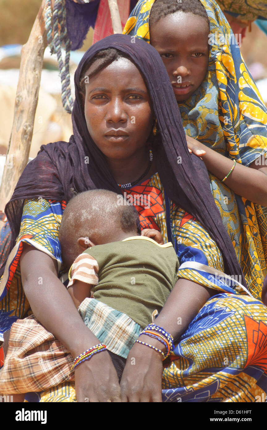 Flüchtlinge aus Mali sind in einem Flüchtlingslager in Maingaize, Niger, 20. April 2012 abgebildet. Menschen fliehen die Rebellen in Mali in Scharen. Viele sind nach Niger geflohen, auch wenn das Land selbst ist mit einer verheerenden Dürre kämpfen. Foto: Carola Frentzen Stockfoto