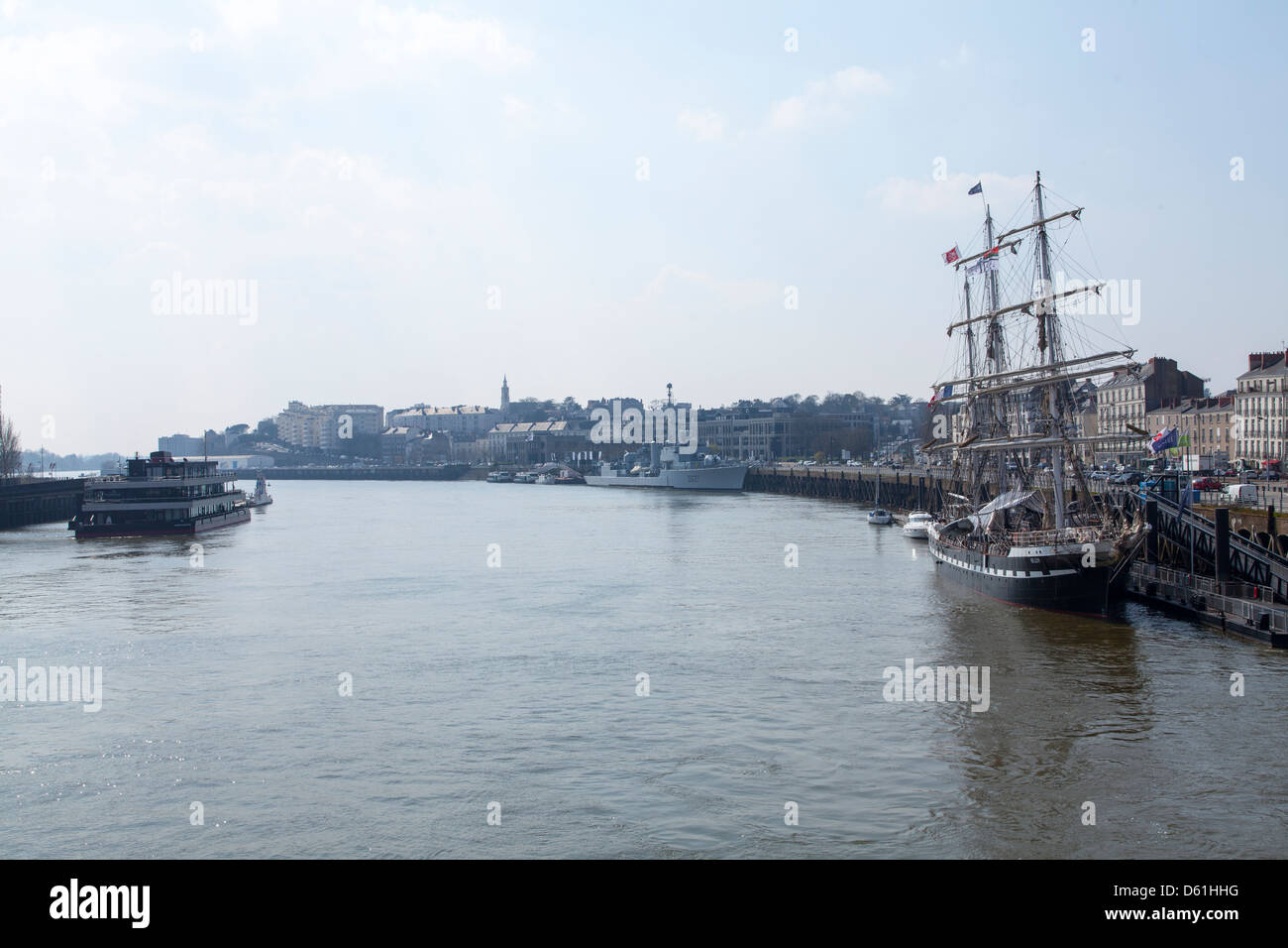 Das Segelschiff angedockt Belem an der Loire mit der Fregatte Maillé Brezé im Hintergrund in Nantes, Frankreich Stockfoto