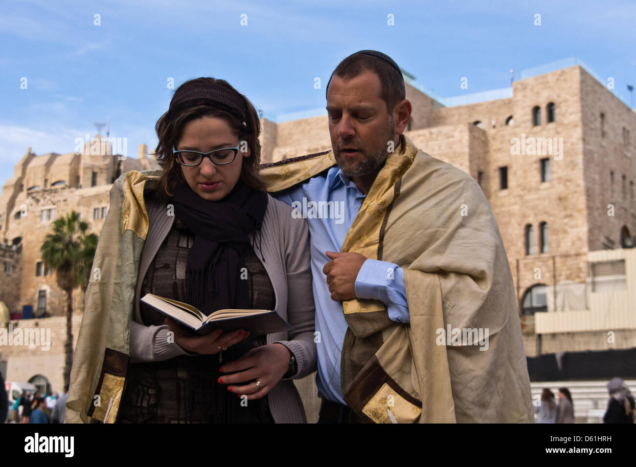 Jerusalem, Israel. 11. April 2013. Ein paar betet an der Klagemauer, beschränkt sich auf die externen Plaza ohne Zugriff auf die Wand selbst, wie sie zusammen in einen Gebetsschal in einer Art und Weise verpackt sind, die im orthodoxen Judentum nicht akzeptabel ist. Jerusalem, Israel. 11. April 2013.  Fünf Frauen am Klagemauer für anziehen Gebet Schals und Gebetsriemen unter Missachtung der orthodoxen jüdischen Monopol reservieren diese Praktiken für Männer festgenommen, ein Urteil Frauen von The Wall haben gekämpft, anspruchsvolle egalitäre Praxis des Judentums. Bildnachweis: Nir Alon / Alamy Live News Stockfoto