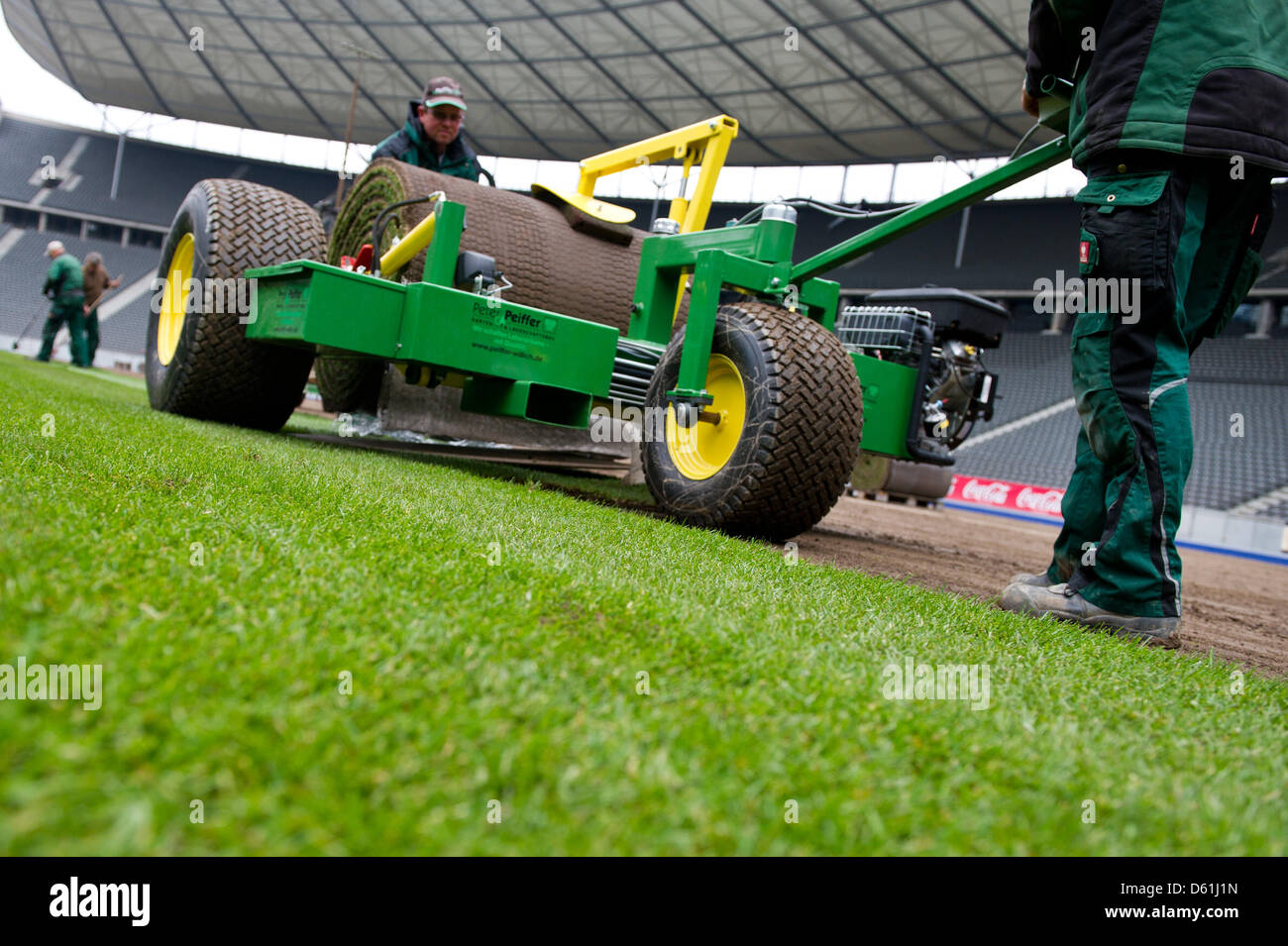 Landschaftsgärtner legen neue Rasen im Olympiastadion in Berlin