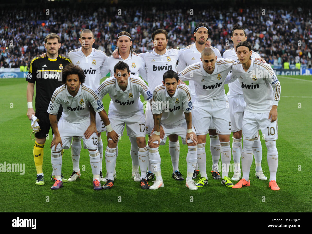 Madrids Team (hinten L-R) Iker Casillas, Pepe, Sergio Ramos, Xabi Alonso, Sami Khedira, Cristiano Ronaldo (Front L-R) Marcelo, Alvaro Arbeloa, Angel Di Maria, Karim Benzema und Mesut Oezil posieren vor dem Champions-League-Halbfinale zweiten Bein Fußballspiel zwischen Real Madrid und dem FC Bayern München im Santiago Bernabeu Stadion in Madrid, Spanien, 25. April 2012. Foto: Marc Muelle Stockfoto