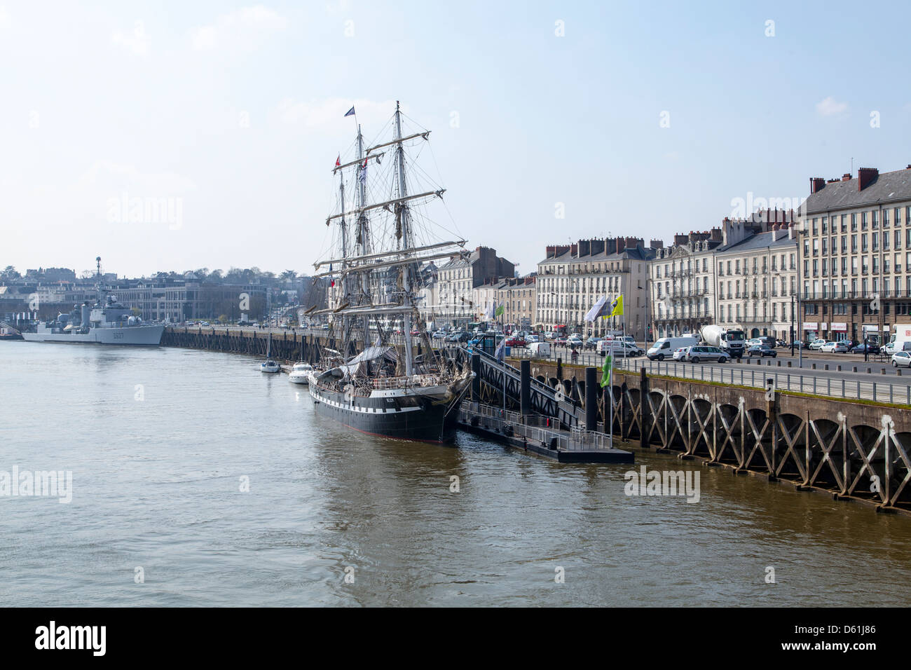 Das Segelschiff angedockt Belem an der Loire mit der Fregatte Maillé Brezé im Hintergrund in Nantes, Frankreich Stockfoto