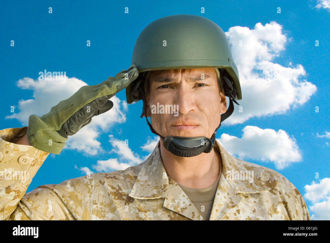 Porträt des mittleren Alters Soldaten in militärischen Uniform salutieren gegen bewölktem Himmel Stockfoto