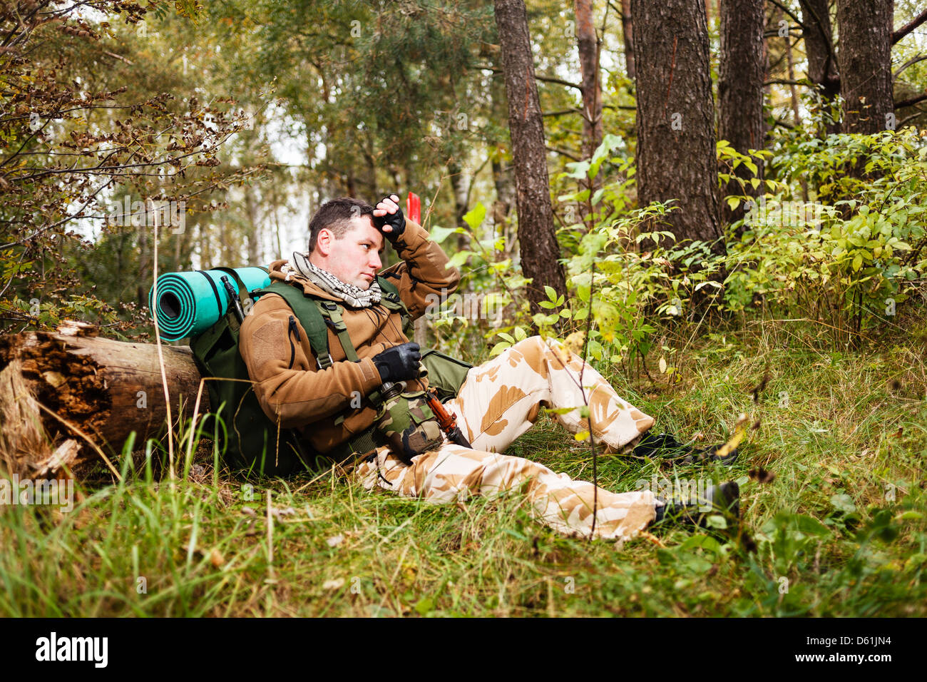 Soldat in einem Wald entspannen. Stockfoto