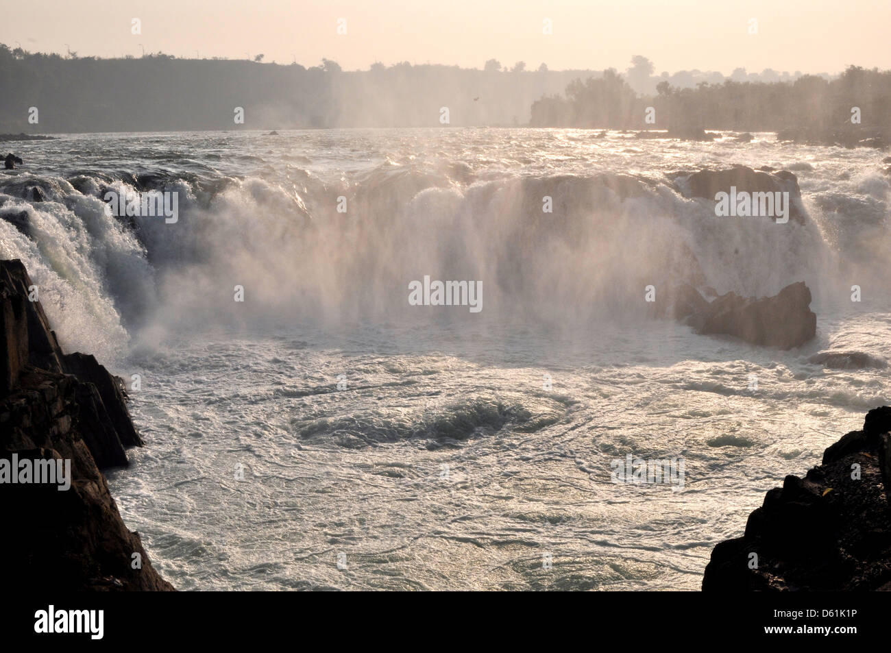 Dhuandhar Herbst (Wasserfall) am Narmade-Fluss in Bhedaghat, sind 10 Meter hoch, in Jabalpur Bezirk des indischen Madhya Pradesh Stockfoto