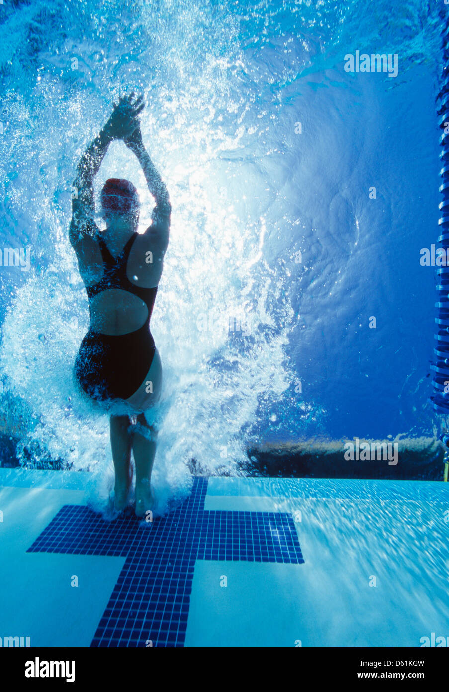 Rückansicht des weiblichen Schwimmer im Wettbewerb Stockfoto