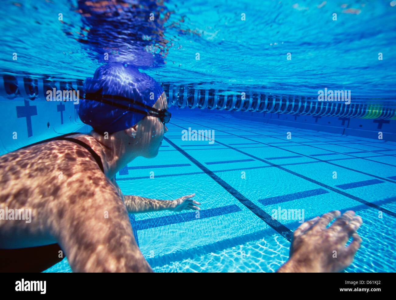 Kaukasische weiblicher Schwimmer, Schwimmen im pool Stockfoto