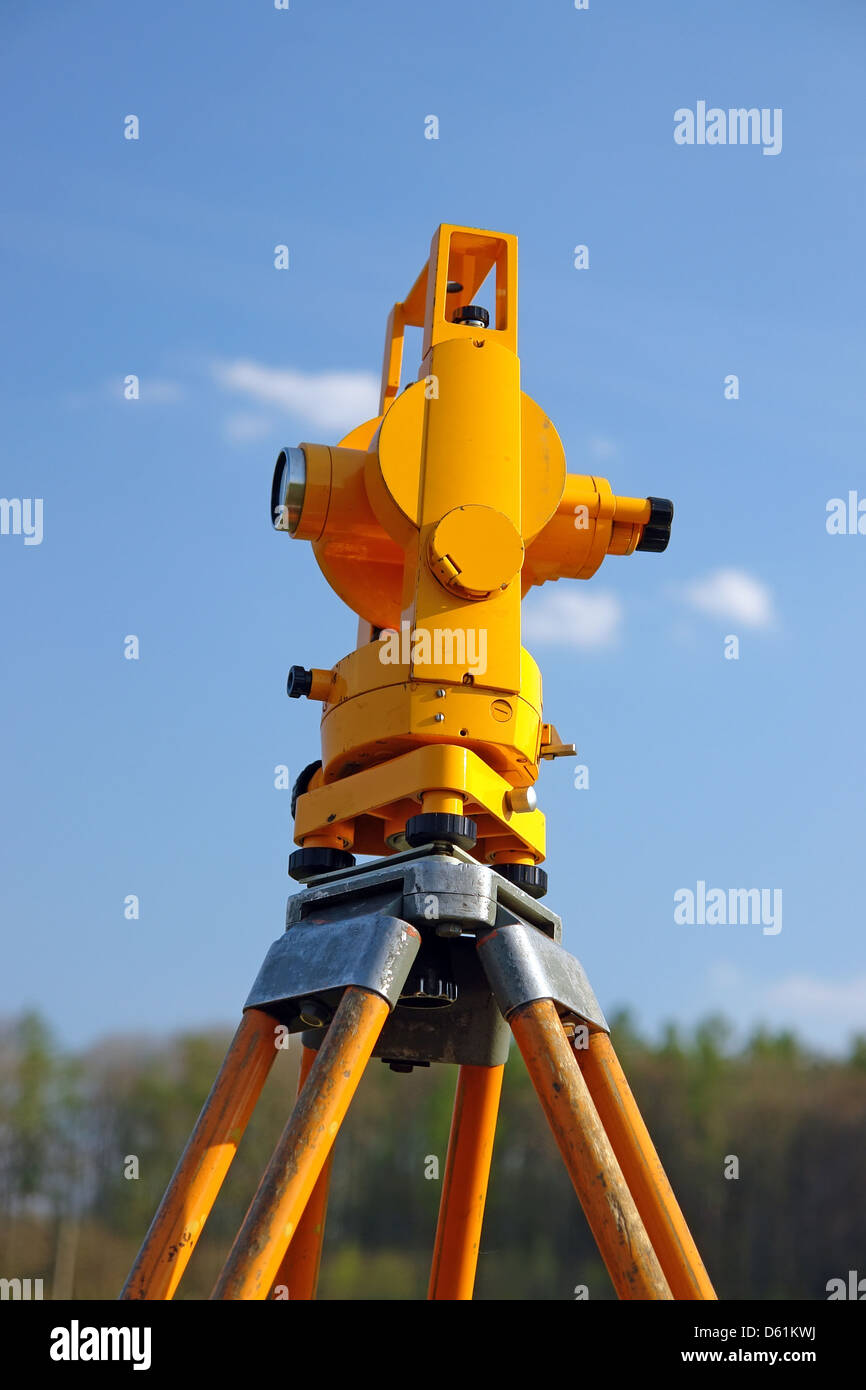 Nahaufnahme von Altometer Instrument über blauen Himmel Stockfoto