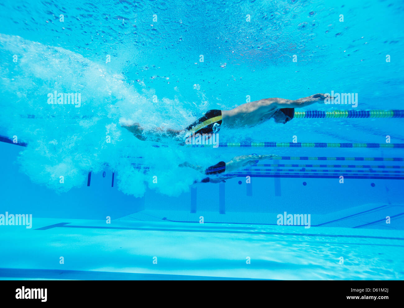 Unterwasser Foto von drei männlichen thleten racing im Schwimmbad Stockfoto