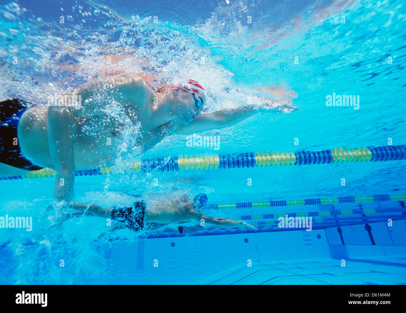 Unterwasser Foto von drei männliche thleten im Wettbewerb schwimmen Stockfoto