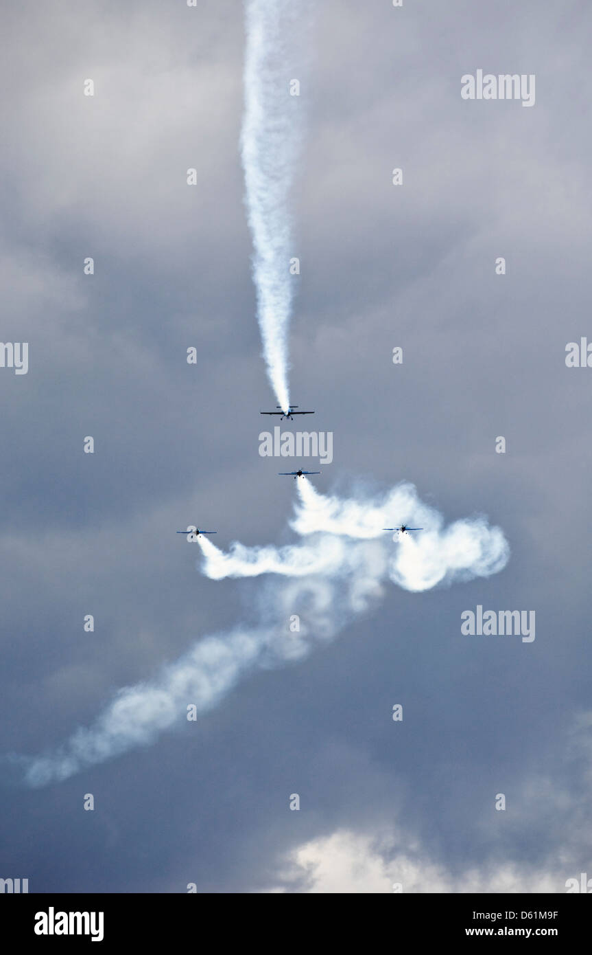Vertikale Ansicht von vier Flugzeugen in Formation mit Kondensstreifen Muster machen, während ein Kunstflug-Team Anzeigeleistung. Stockfoto