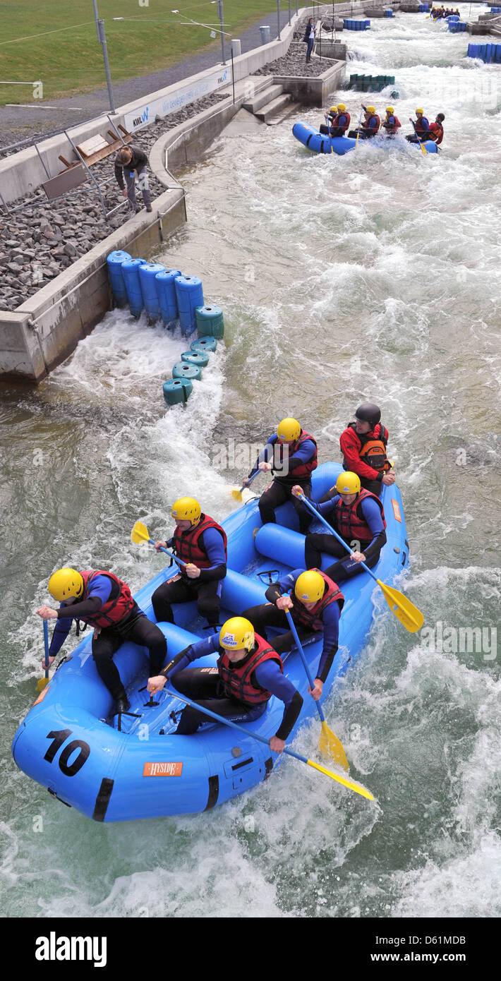 Nordische Skifahrer Axel Teichmann (FRONT R) Paddel beim Wildwasser-rafting Fahrt von der Bundeswehr Sport Promotion Gruppe Oberhof am Kanupark Markleeberg, Deutschland, 26. April 2012. Dieses Teambuilding-Aktivität teilgenommen 35 Wintersportler aus Oberhof. Die Bundeswehr unterstützt 780 Spitzensportler an 15 Standorten in ganz Deutschland. Foto: HENDRIK SCHMIDT Stockfoto