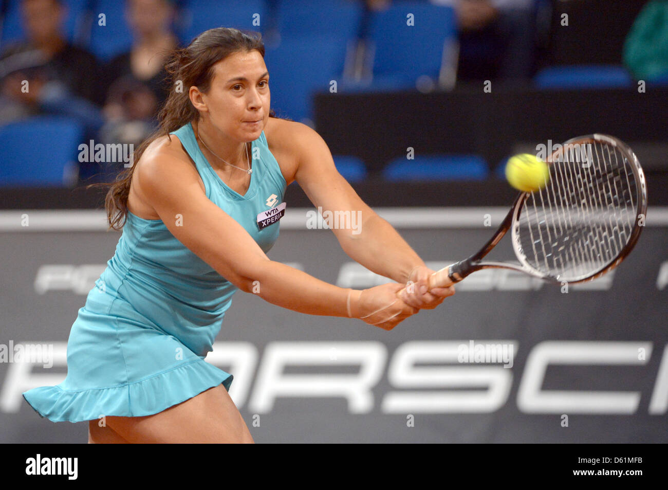 Marion Bartoli aus Frankreich schlägt den Ball in der Runde der letzten 16 Spiel gegen Barthel aus Deutschland beim WTA-Turnier in Stuttgart, Deutschland, 26. April 2012. Foto: MARIJAN MURAT Stockfoto