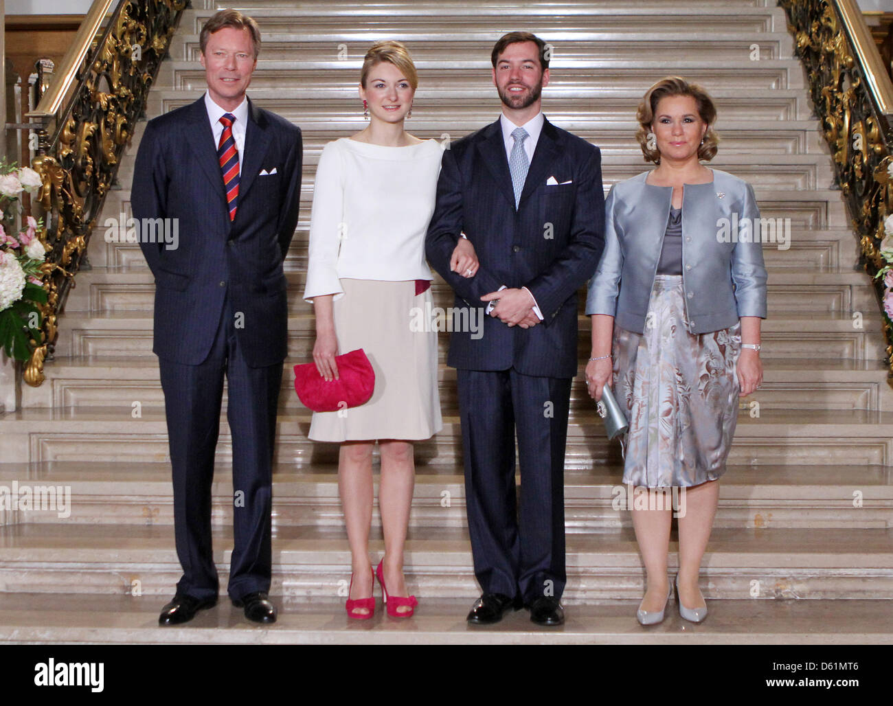 Erblicher großartiger Herzog Guillaume und seine Verlobte Stéphanie de Lannoy bei der offiziellen Bekanntgabe ihrer Verlobung im königlichen Palast in Luxemburg, 27. April 2012. L: Großherzog Henri, R: Großherzogin Maria Teresa. Foto: Patrick van Katwijk Stockfoto