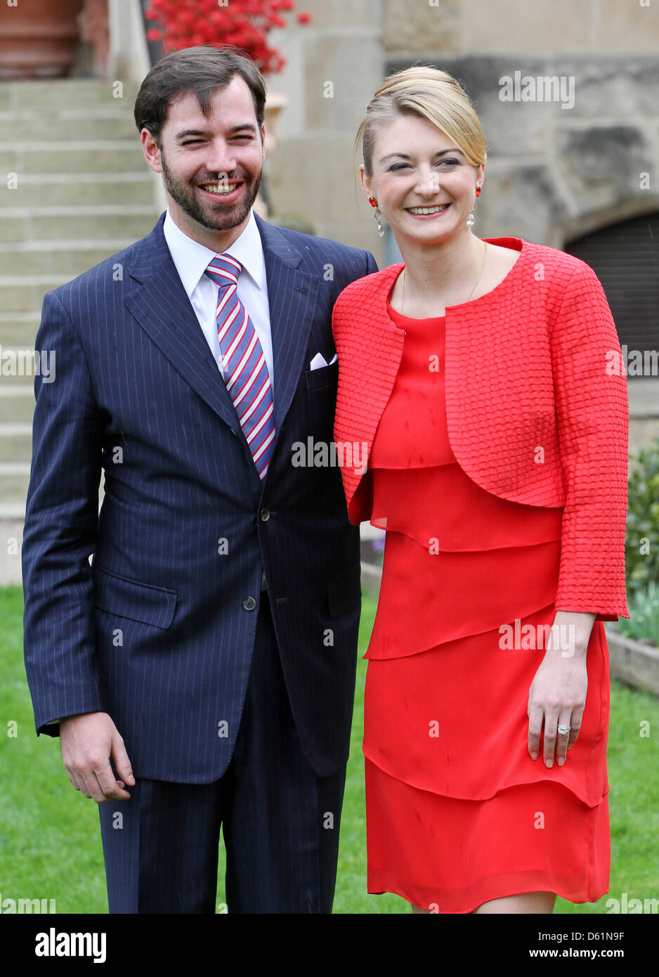 Erblicher großartiger Herzog Guillaume und seine Verlobte Stéphanie de Lannoy posieren für die Medien nach ihrer offiziellen Verlobung am Chateau de Berg in Luxemburg, 27. April 2012. Foto: Patrick van Katwijk Niederlande Stockfoto