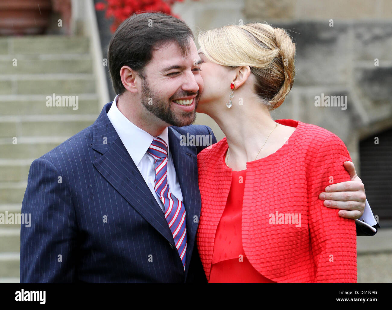 Erblicher großartiger Herzog Guillaume und seine Verlobte Stéphanie de Lannoy posieren für die Medien nach ihrer offiziellen Verlobung am Chateau de Berg in Luxemburg, 27. April 2012. Foto: Patrick van Katwijk Niederlande Stockfoto