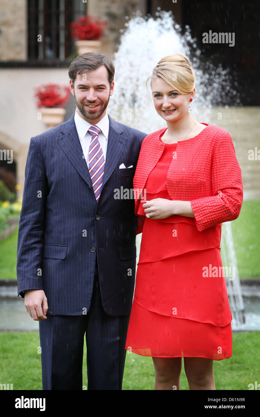Erblicher großartiger Herzog Guillaume und seine Verlobte Stéphanie de Lannoy posieren für die Medien nach ihrer offiziellen Verlobung am Chateau de Berg in Luxemburg, 27. April 2012. Foto: Patrick van Katwijk Niederlande Stockfoto