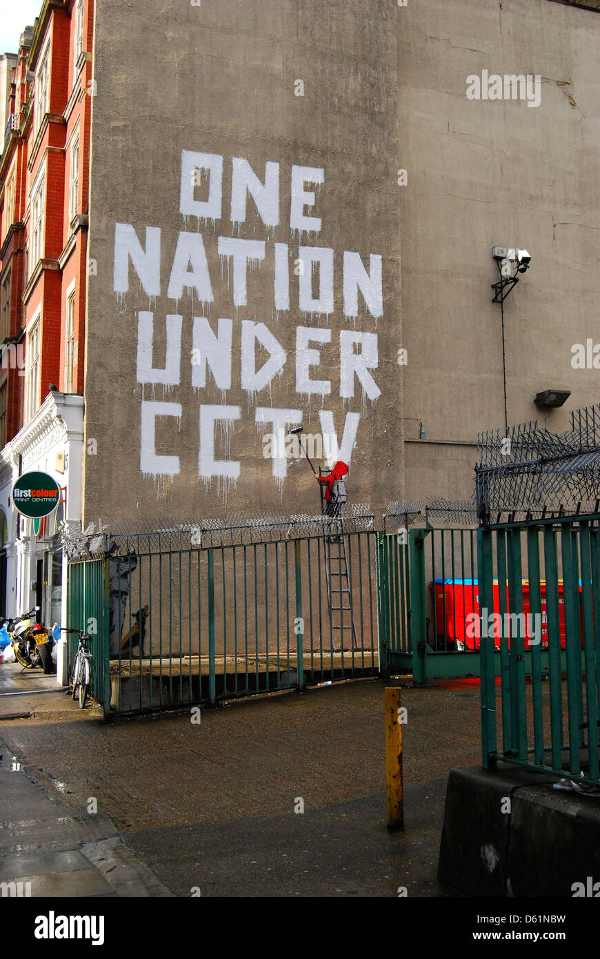 Eine Nahaufnahme von Banksy Kunst in Newman Street, London, UK. Stockfoto