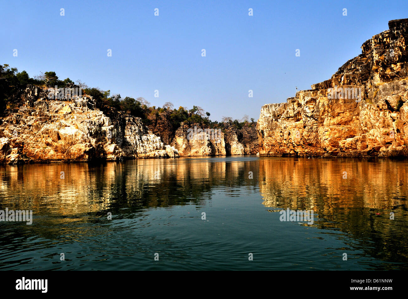 Narmada Fluss fließt durch eine Schlucht oder Schlucht des Marmor-Felsen in Bhedaghat in Jabalpur Bezirk des indischen Madhya Pradesh Zustand. Stockfoto