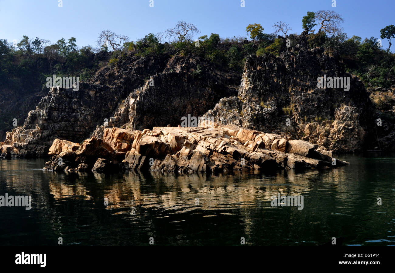 Narmada Fluss fließt durch eine Schlucht oder Schlucht des Marmor-Felsen in Bhedaghat in Jabalpur Bezirk der zentralen indischen Madhya Pradesh Stockfoto