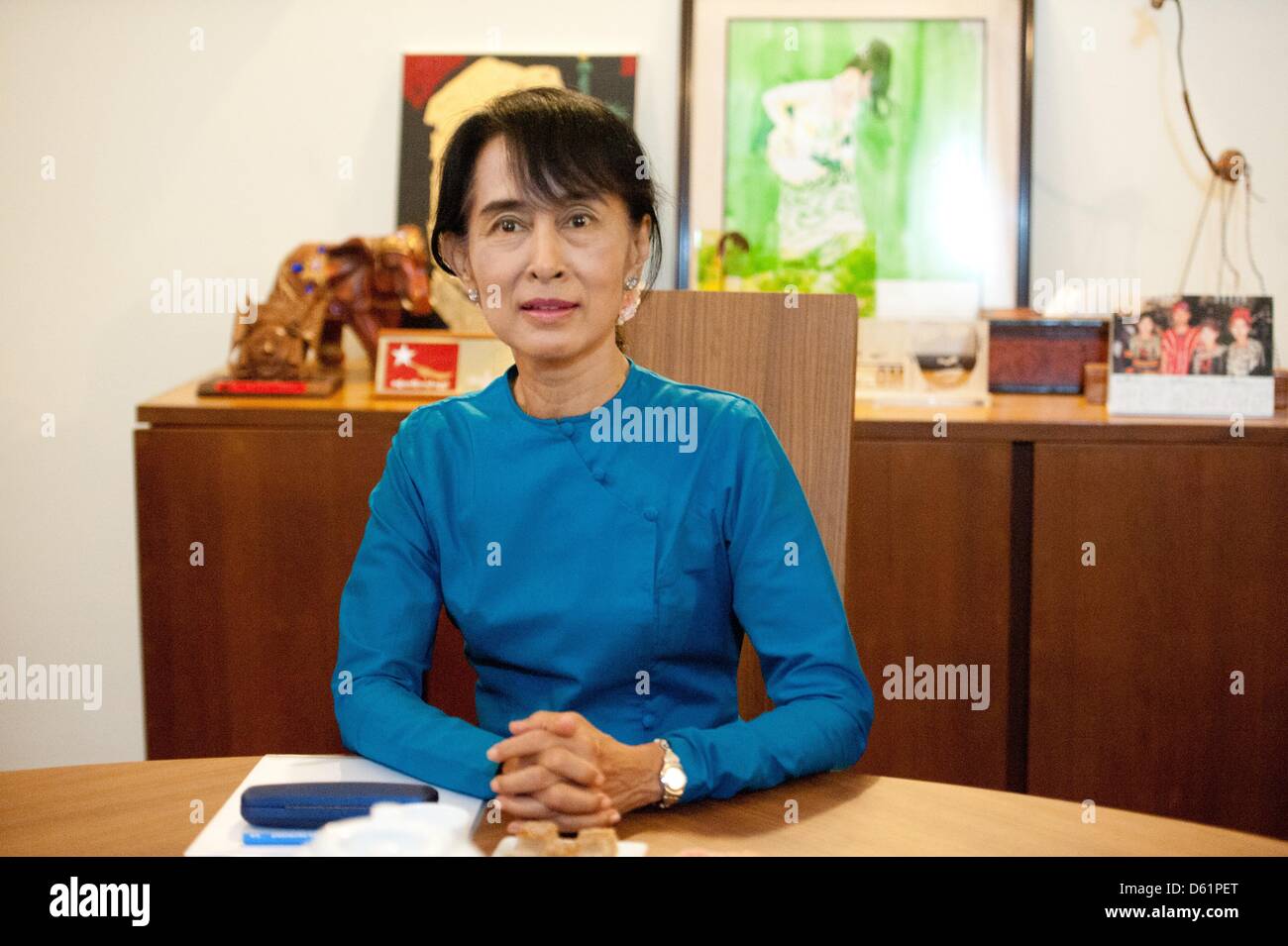 Friedens-Nobelpreisträger Preis und Vorsitzende der Nationalliga für Demokratie, Aung San Suu Kyi, sitzt in ihrem Büro während des Besuchs von Bundesaußenminister Guido Westerwelle in Suu Kyis Residenz in Yangon, Myanmar, 29. April 2012. Berichte besagen, dass Westerwelle derzeit mehrere asiatische Länder tourt. Foto: SEBASTIAN KAHNERT Stockfoto