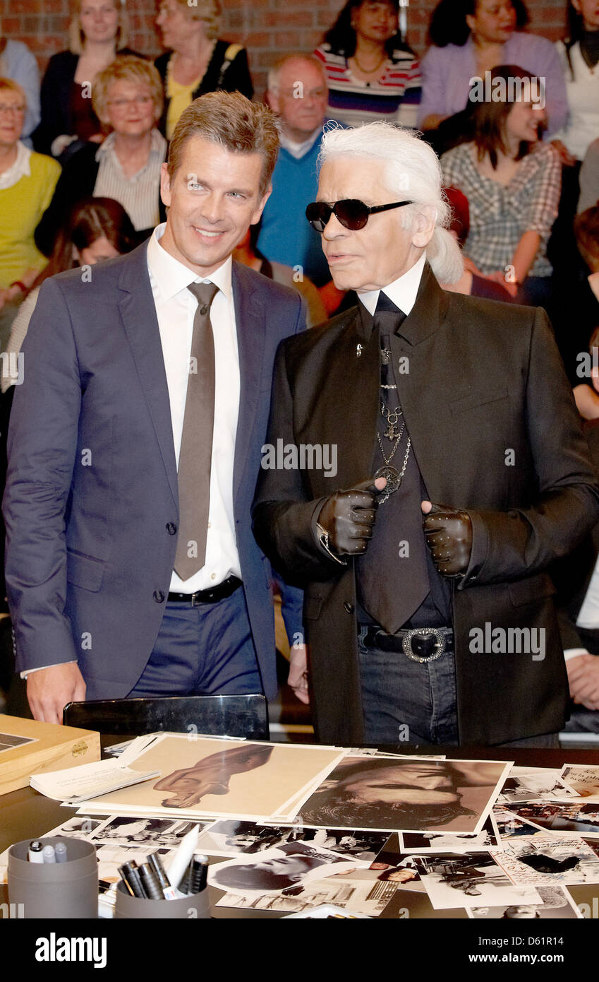 ZDF Moderator Markus Lanz (L) und Deutsche Modedesigner Karl Lagerfeld posieren für ein Foto nach der Aufnahme von TV-Talkshow "Markus Lanz" des deutschen öffentlichen Rundfunk Sender ZDF in Hamburg, Deutschland, 12. April 2012. Foto: Georg Wendt Stockfoto