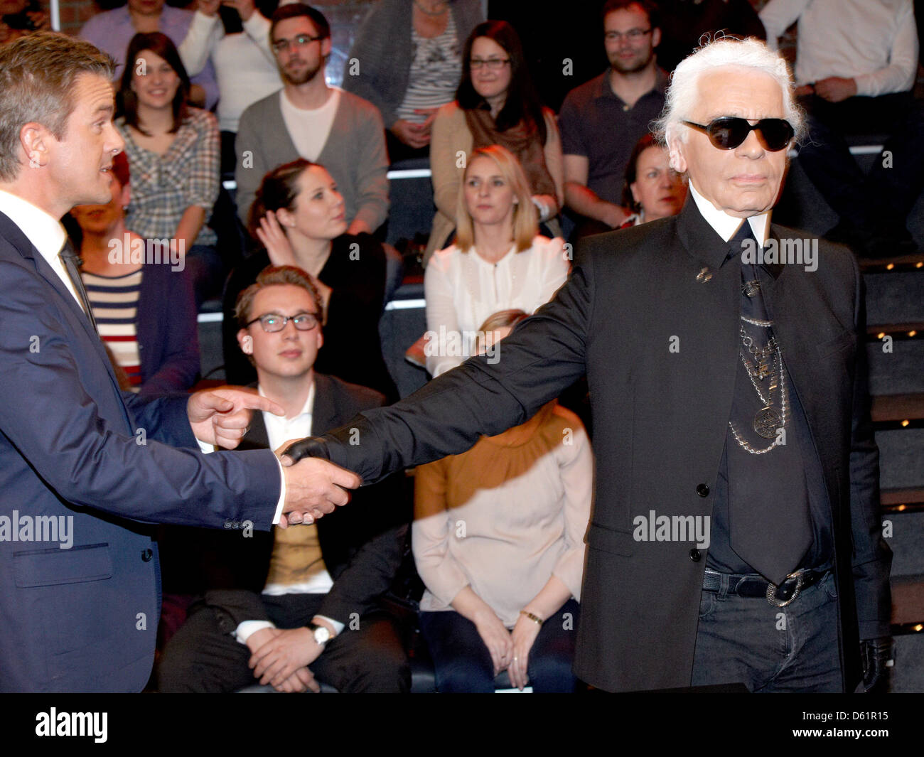 Deutscher Fernsehmoderator Markus Lanz (L) und deutscher Modedesigner Karl Lagerfeld Handschlag nach der Aufzeichnung der TV-Talkshow "Markus Lanz" des deutschen öffentlichen Rundfunk Sender ZDF in Hamburg, Deutschland, 12. April 2012. Foto: Georg Wendt Stockfoto